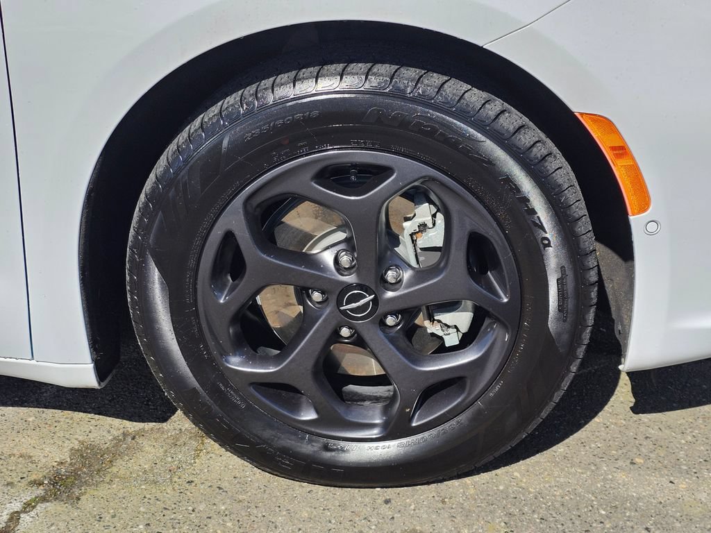 Used 2023 Chrysler Pacifica Limited w/ S Appearance Package FWD image 10