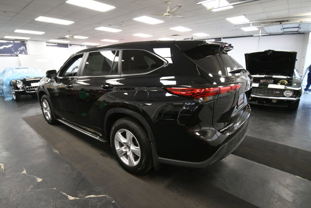 Used 2023 Toyota Highlander L AWD/4WD image 6