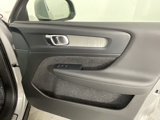 Used 2024 Volvo XC40 B5 Core image 14