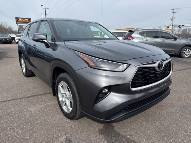 Used 2023 Toyota Highlander LE image 3