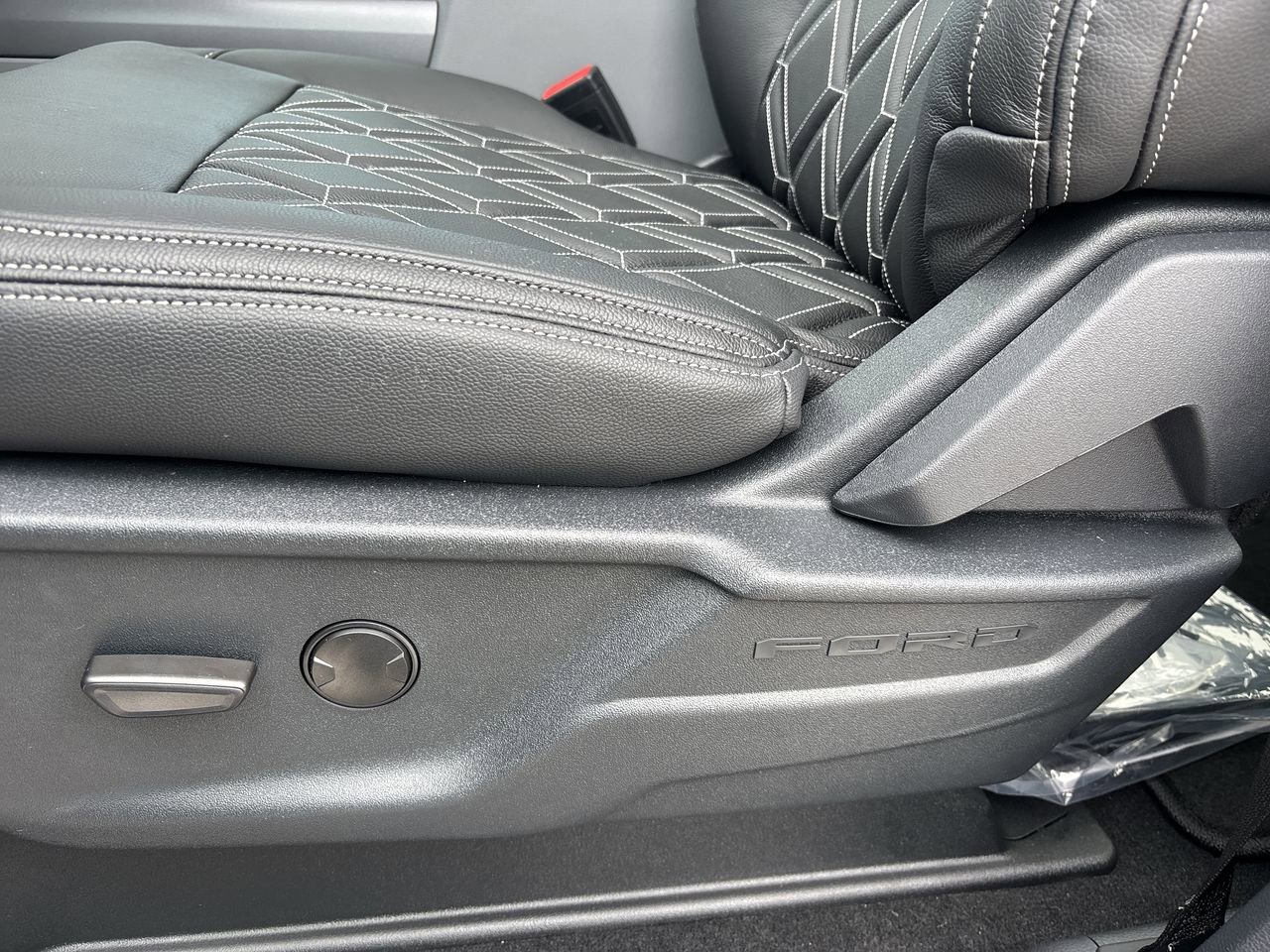 New 2025 Ford F250 XLT w/ Black Appearance Package image 19
