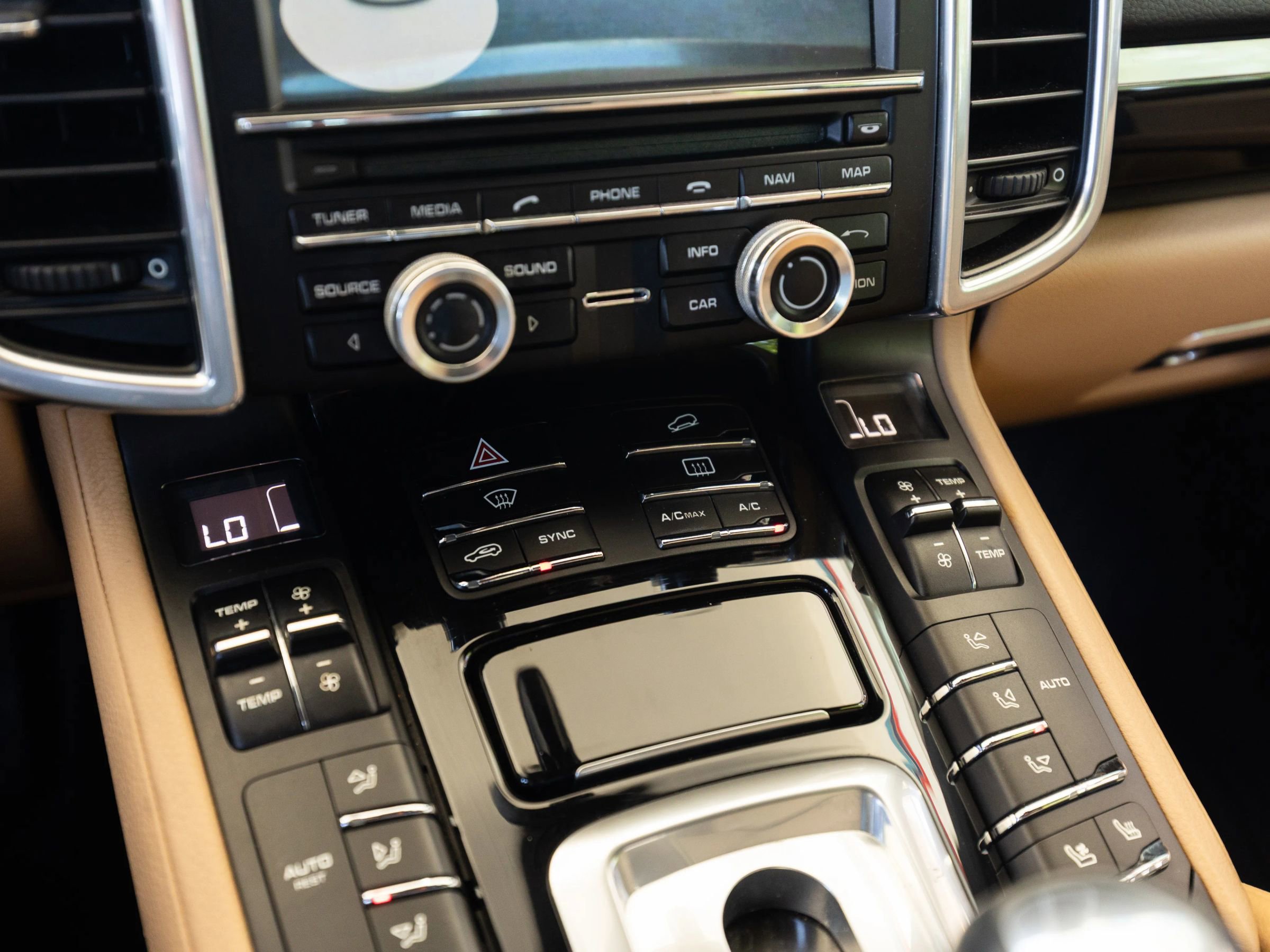 Used 2016 Porsche Cayenne w/ Premium Package AWD/4WD image 38