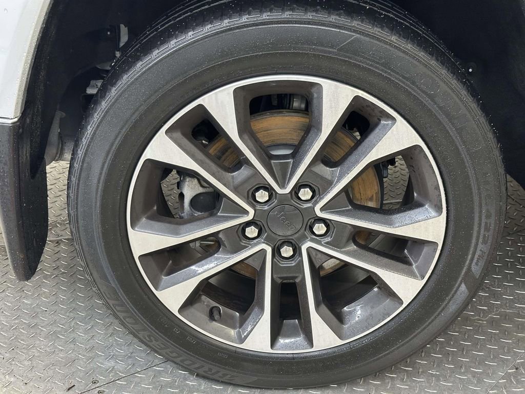 Certified 2022 Jeep Grand Cherokee L Overland w/ MOPAR Finishing Package image 9