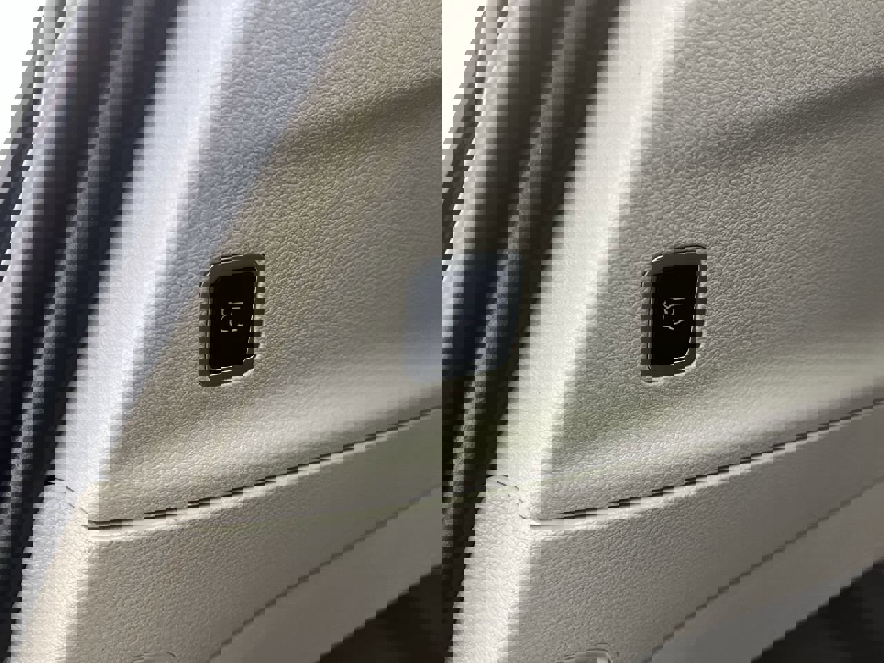 Used 2023 Chrysler Voyager LX image 30