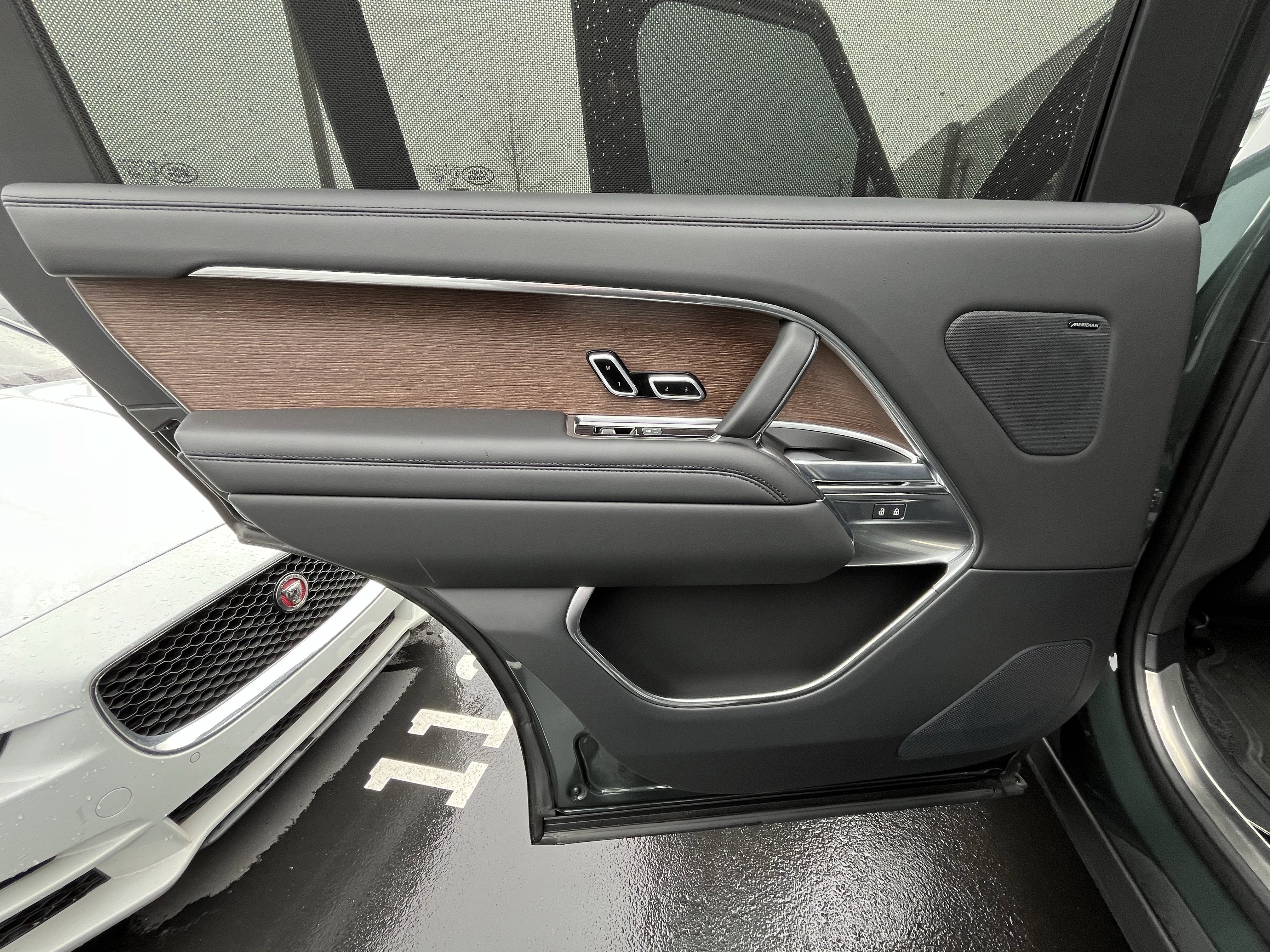 Certified 2025 Land Rover Range Rover Long Wheelbase SE image 23