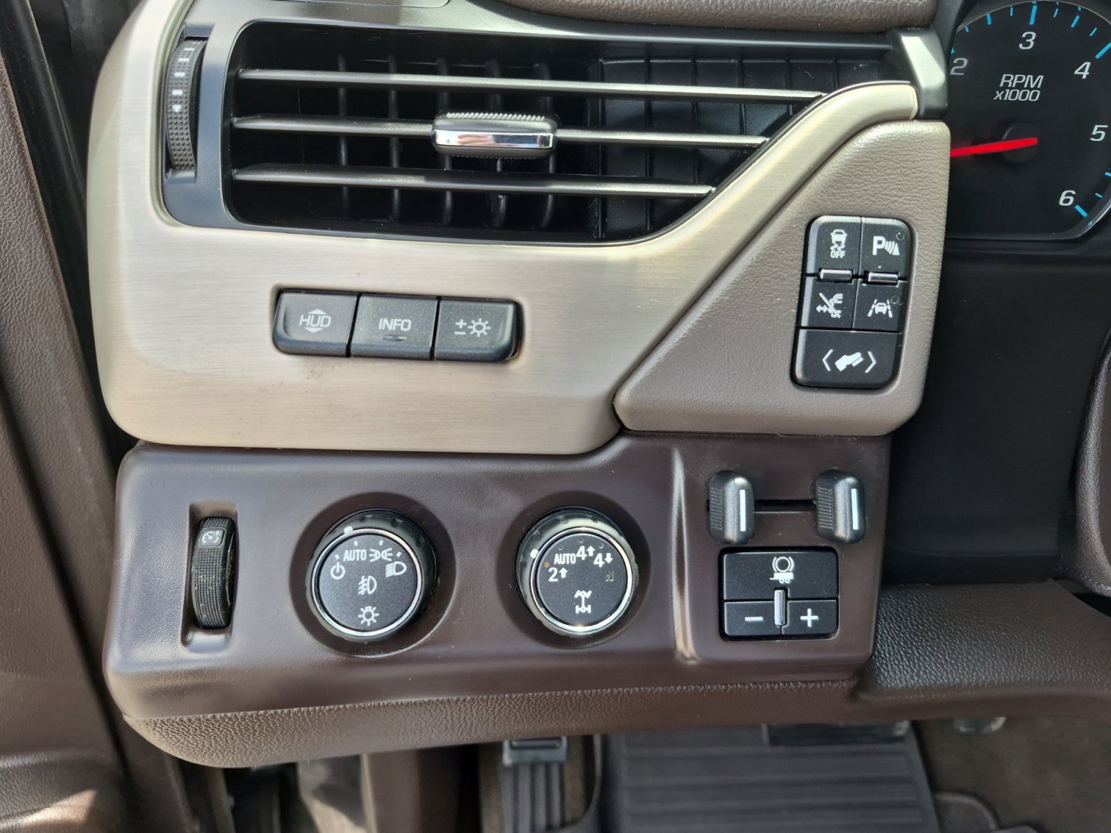 Used 2017 GMC Yukon XL Denali w/ Open Road Package AWD/4WD image 29