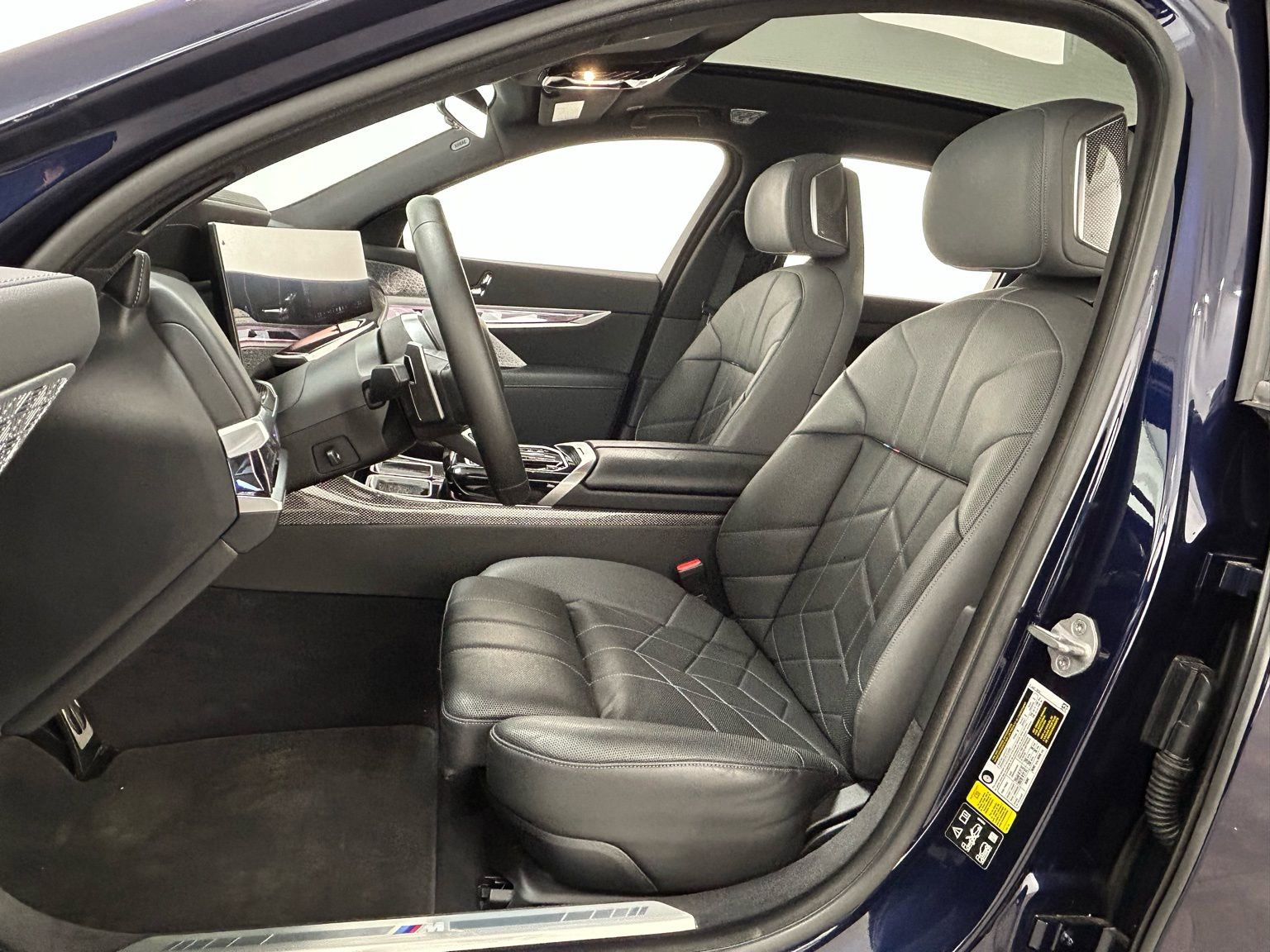 Used 2023 BMW 760i xDrive AWD/4WD image 27