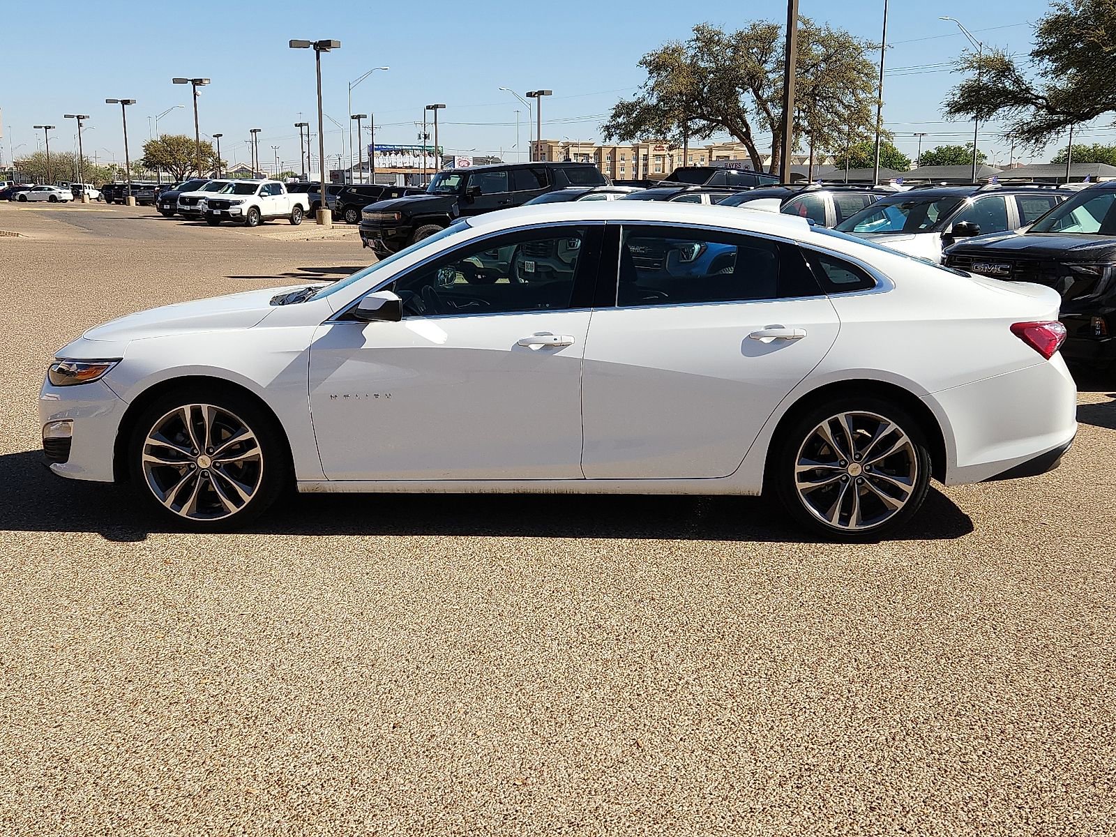 Used 2022 Chevrolet Malibu LT image 2