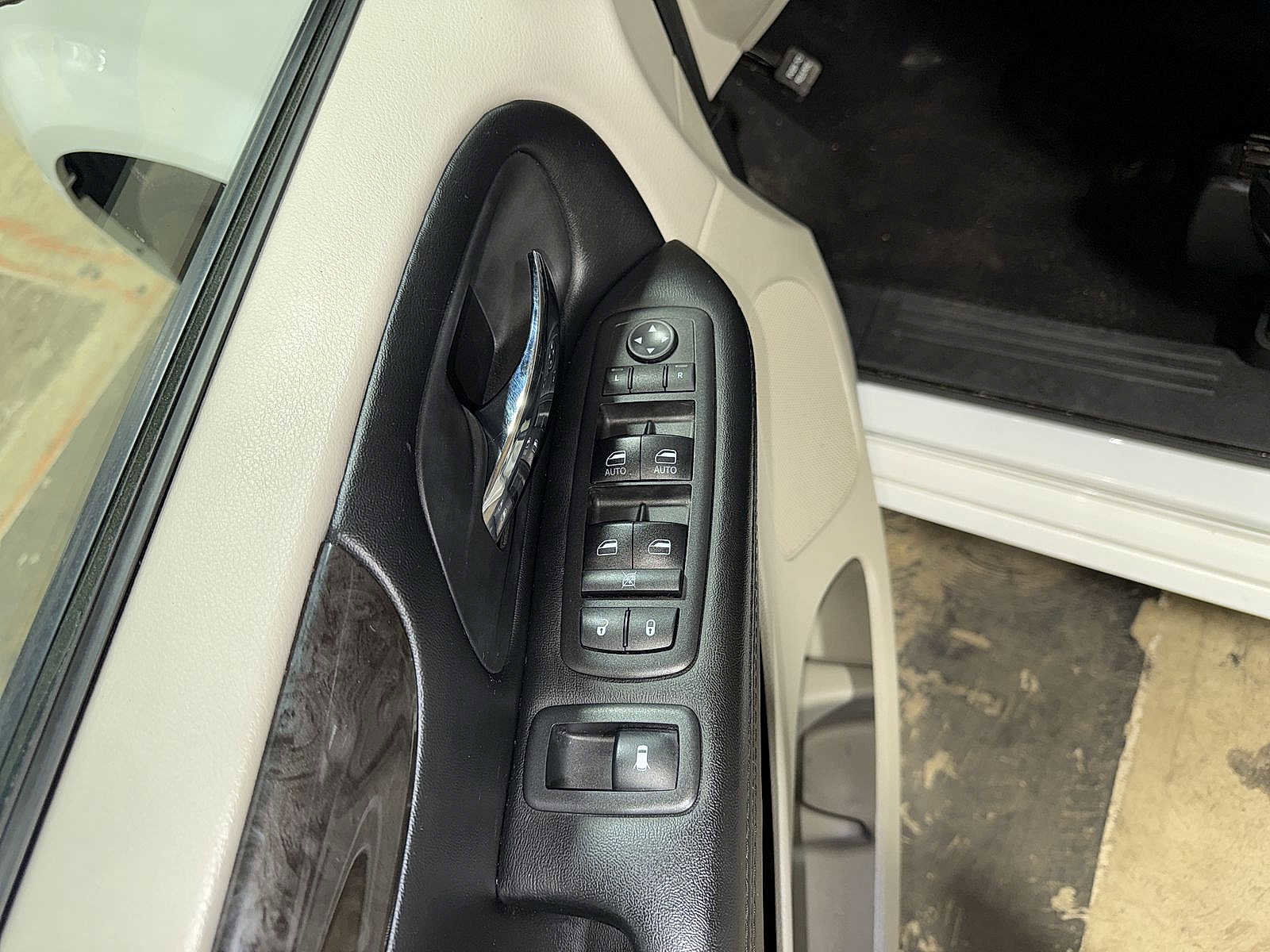 Used 2019 Dodge Grand Caravan SE w/ UConnect Hands-Free Group image 23