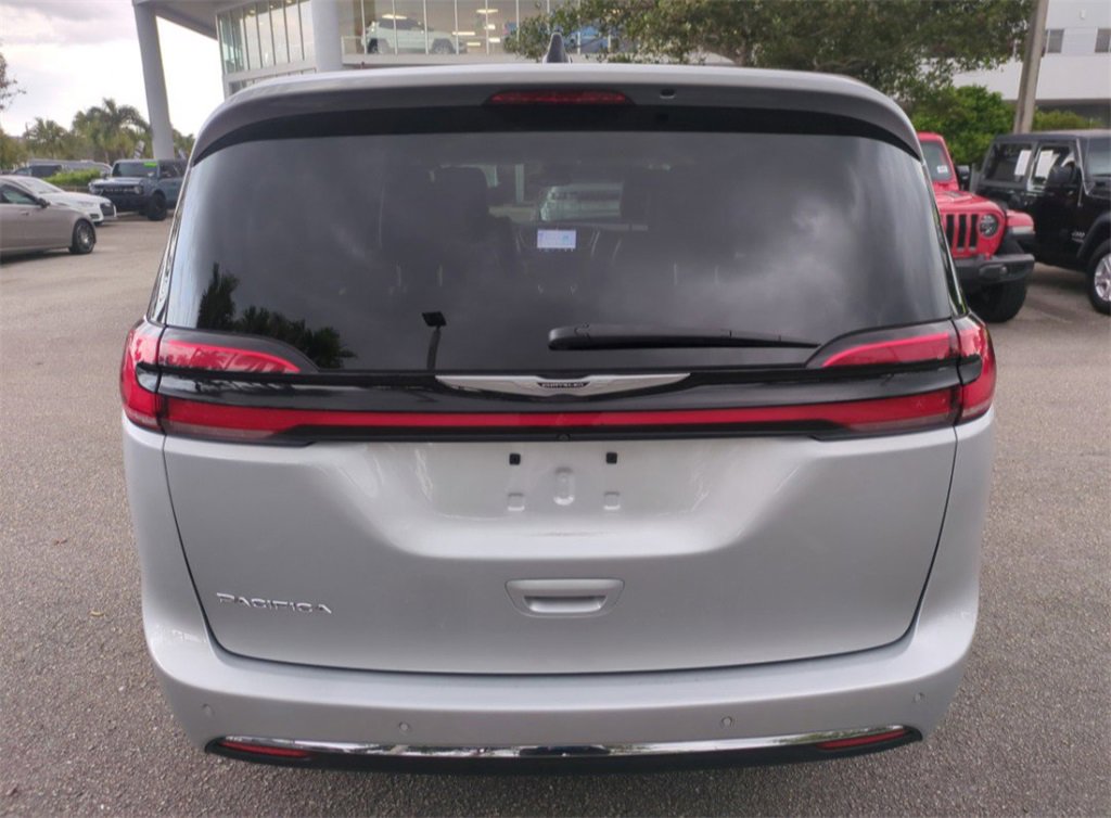 Used 2023 Chrysler Pacifica Touring-L image 6