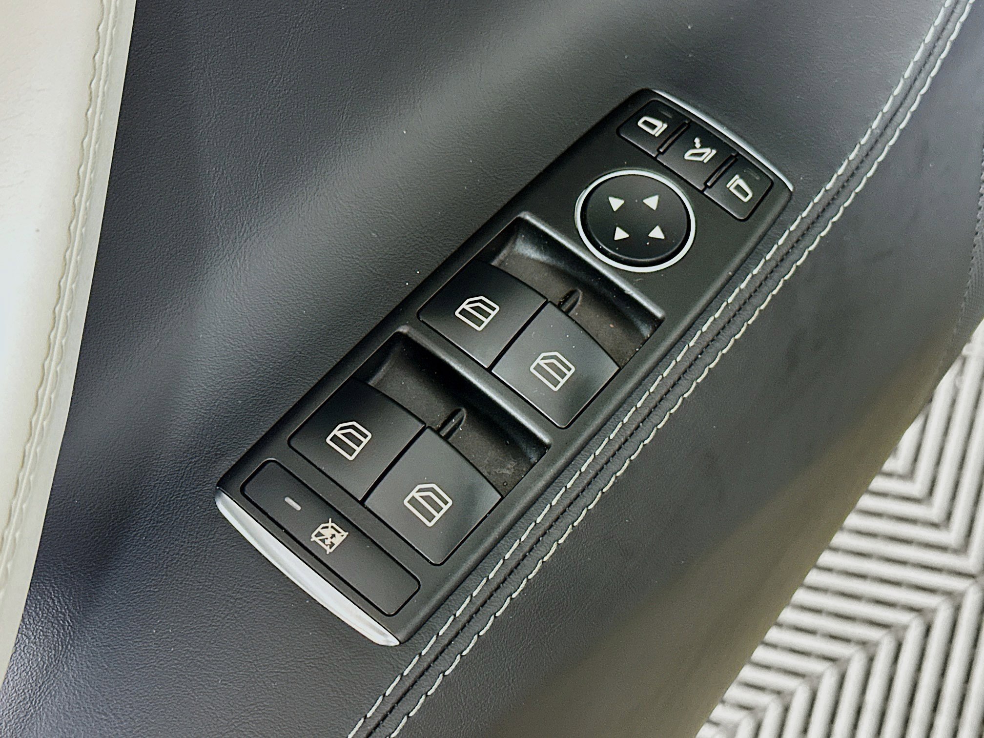 Used 2019 Tesla Model S Performance image 18