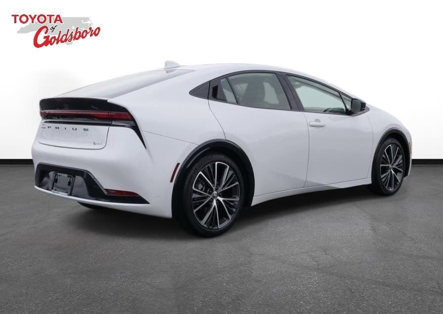 Used 2025 Toyota Prius XLE image 6