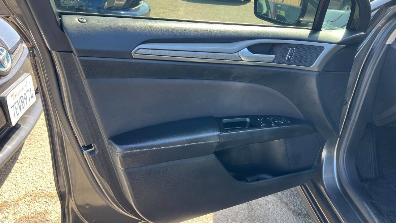 Used 2017 Ford Fusion SE image 27