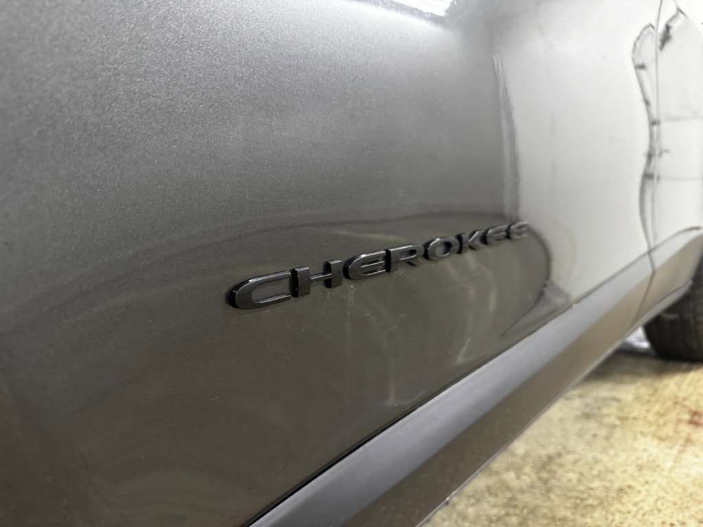 Used 2016 Jeep Cherokee Latitude w/ Comfort/Convenience Group image 12