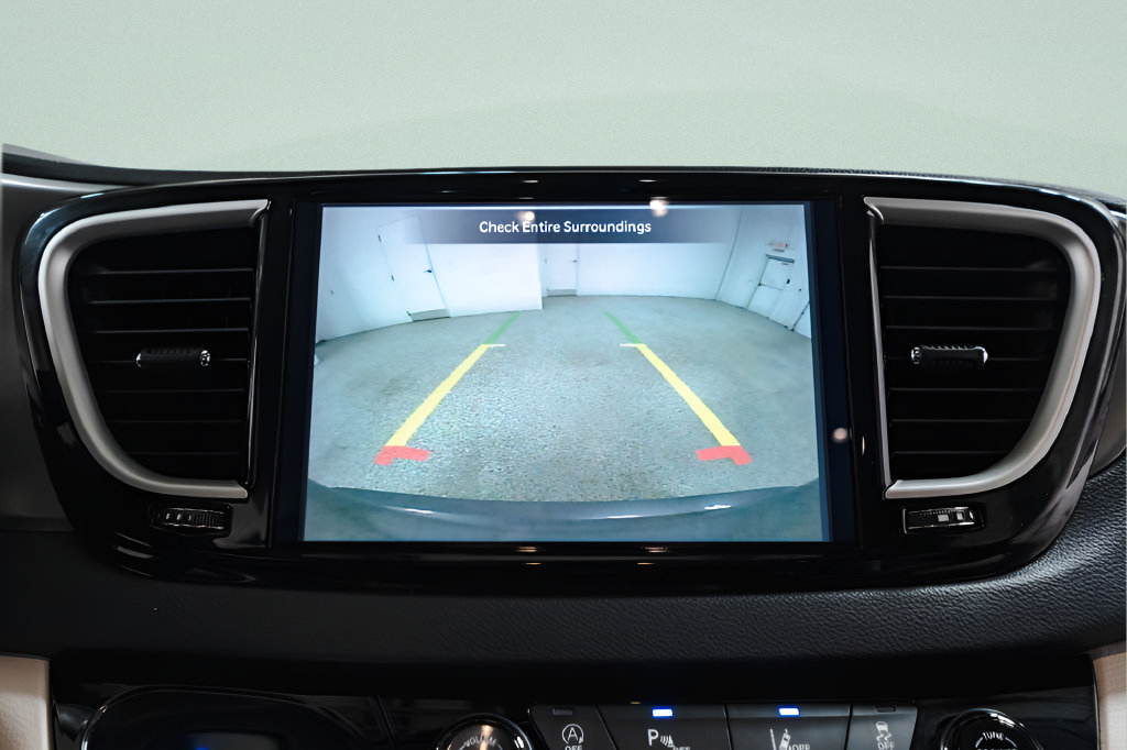 Used 2023 Chrysler Pacifica Touring-L FWD image 15
