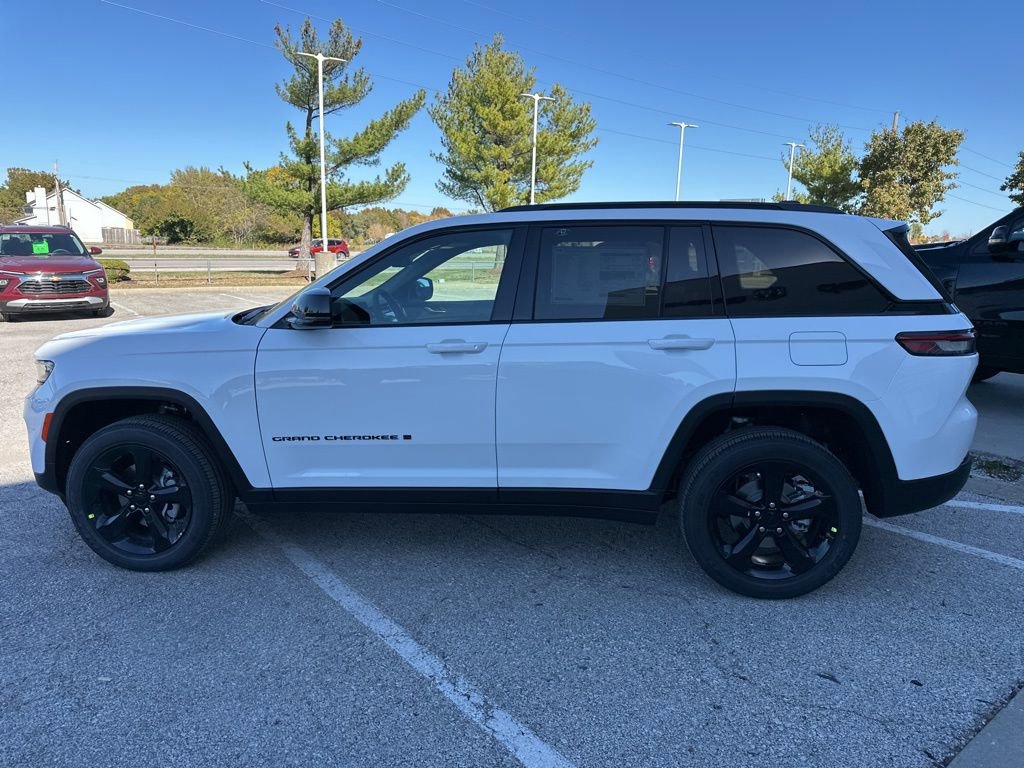 New 2025 Jeep Grand Cherokee Altitude AWD/4WD image 17