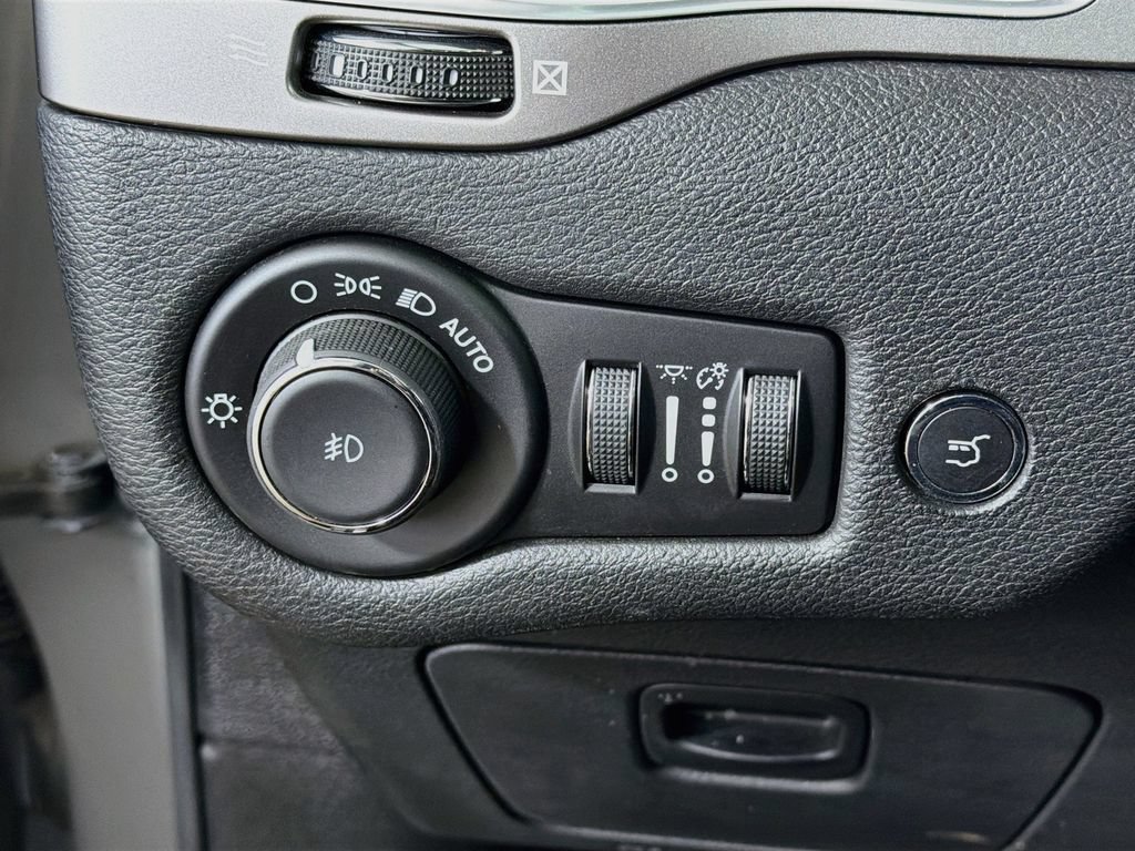 Used 2021 Jeep Cherokee Limited AWD/4WD image 12