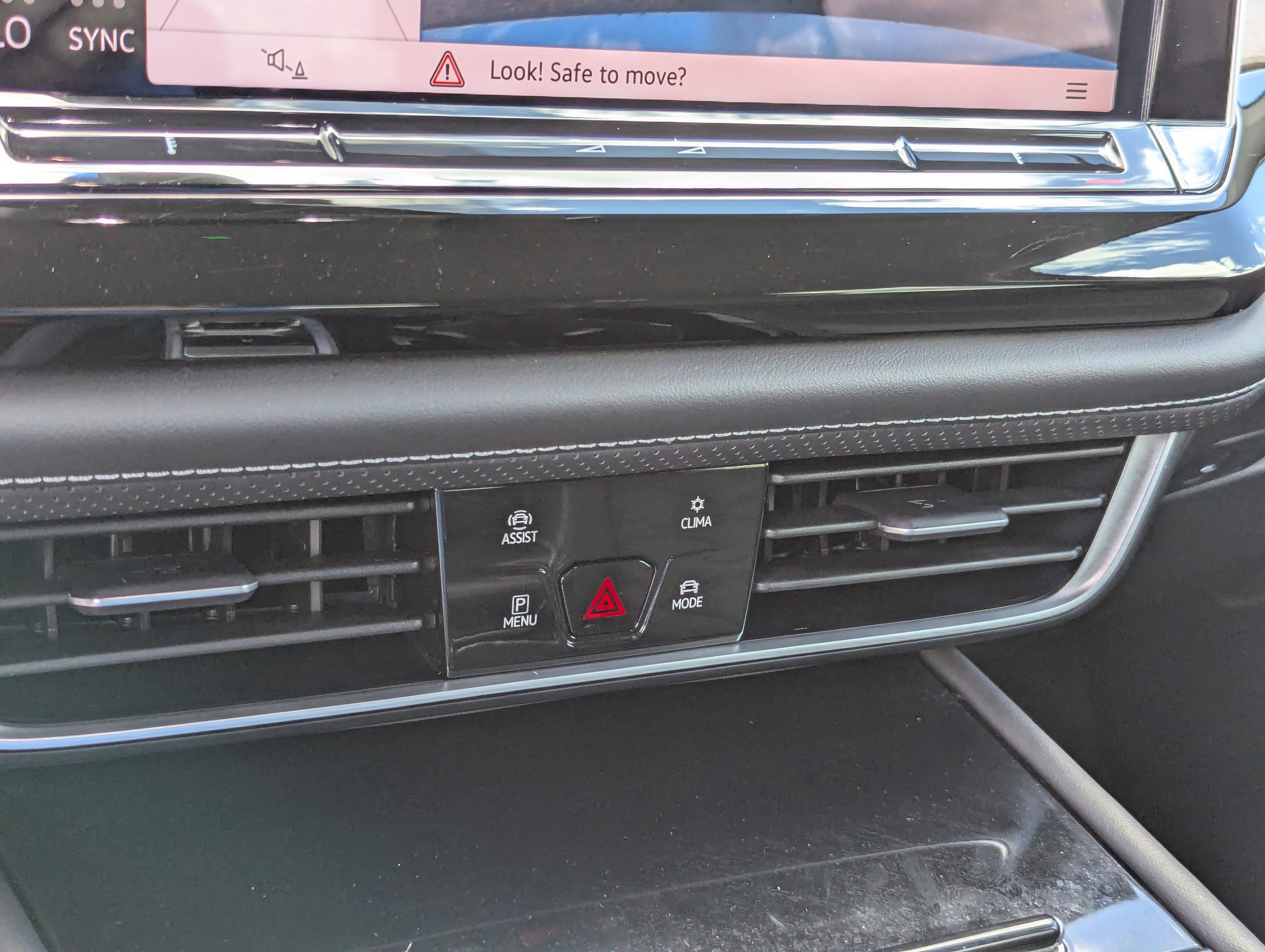 Used 2025 Volkswagen Atlas SE image 25