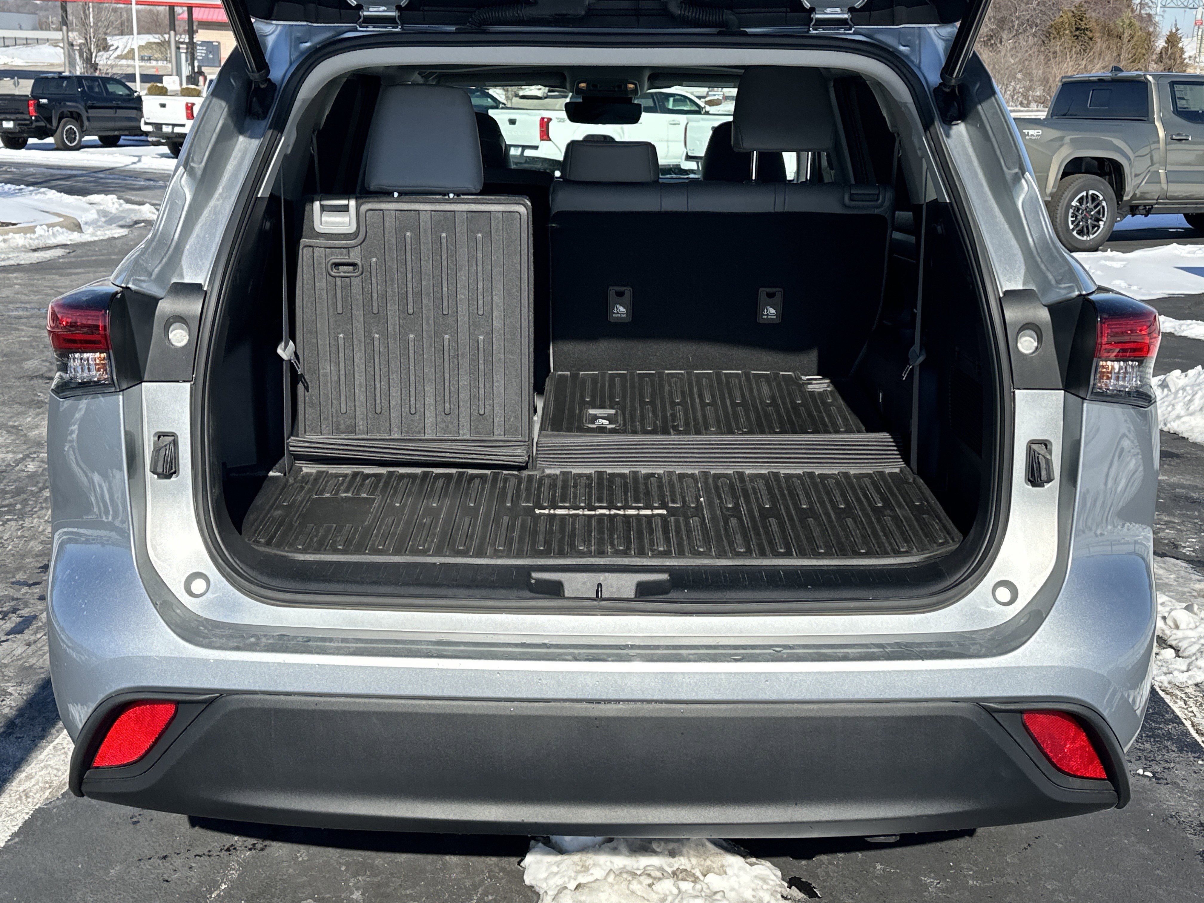 Used 2022 Toyota Highlander XLE image 32