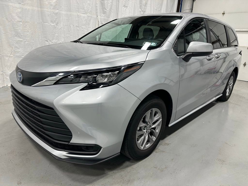 Used 2025 Toyota Sienna LE image 3
