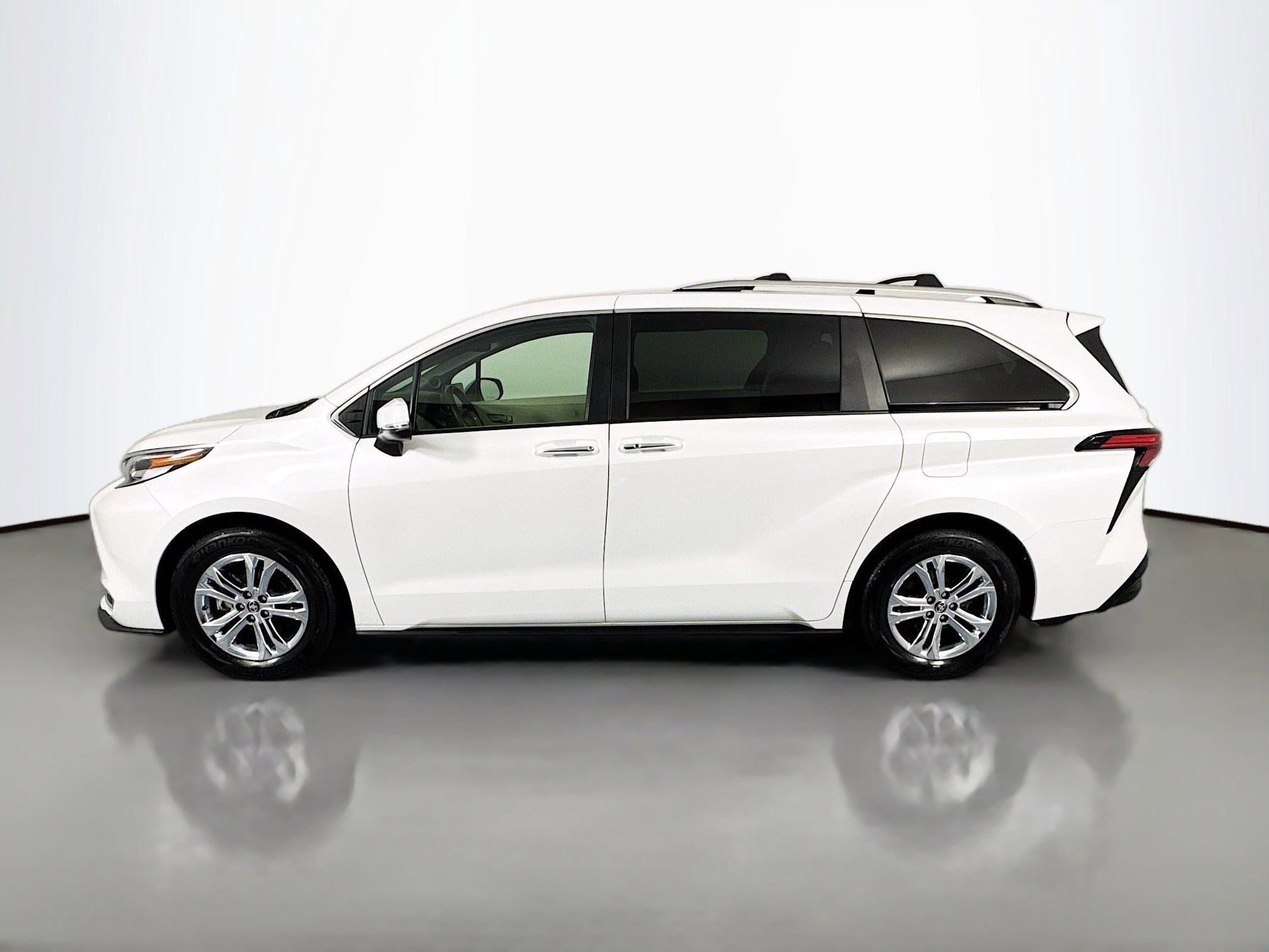 Used 2022 Toyota Sienna Platinum image 8