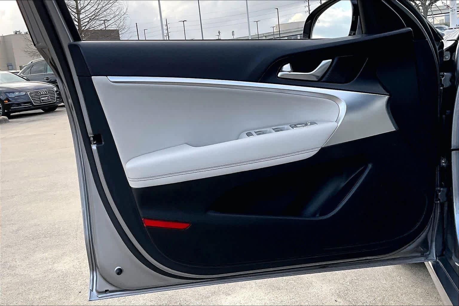 Used 2025 Genesis G70 2.5T RWD image 33