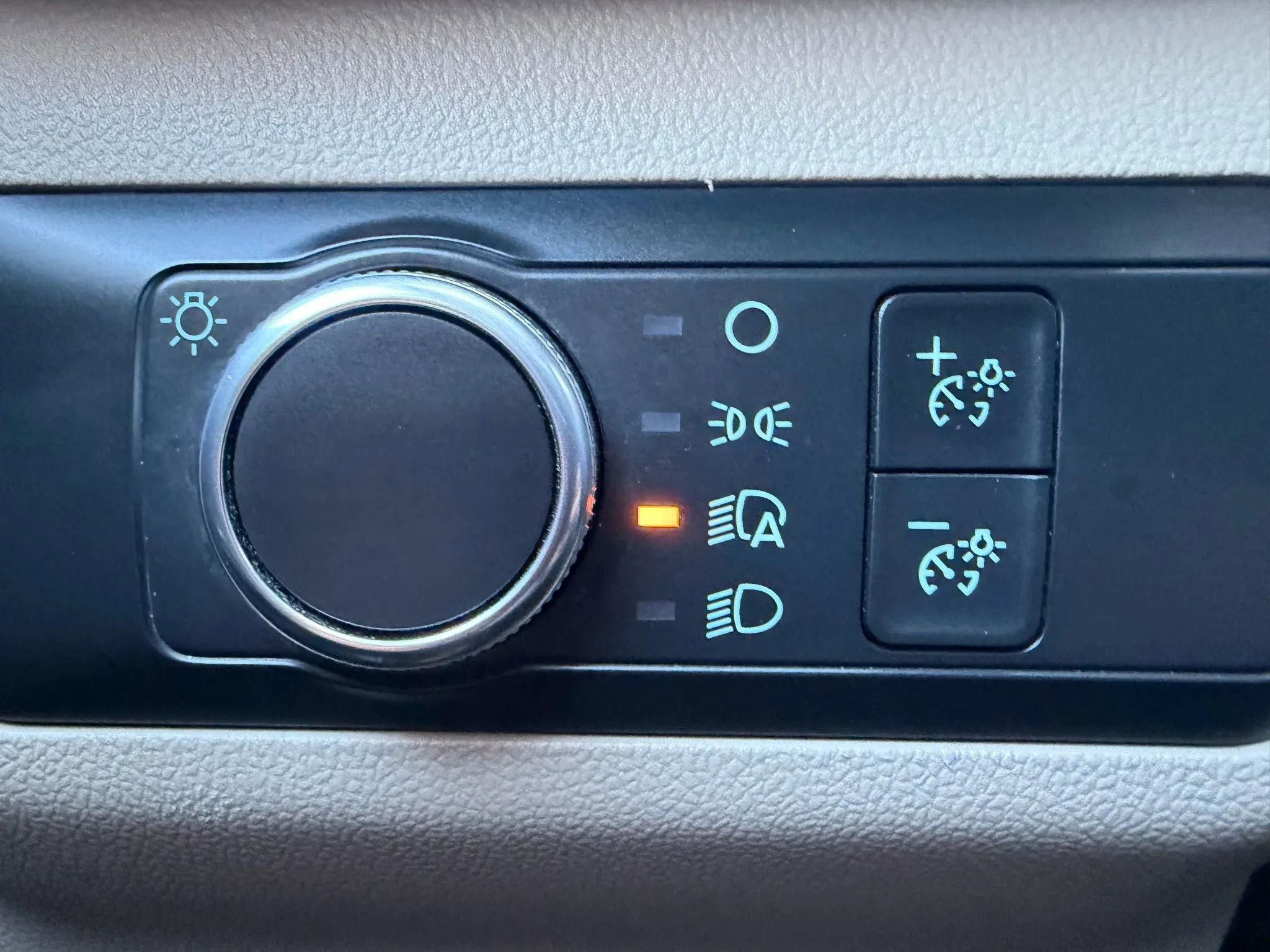 Used 2020 Ford Escape SE image 24