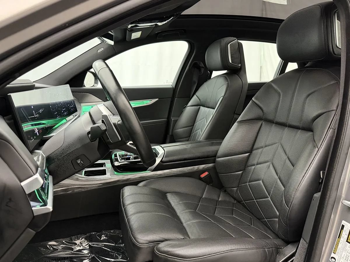 Used 2024 BMW 740i xDrive AWD/4WD image 9