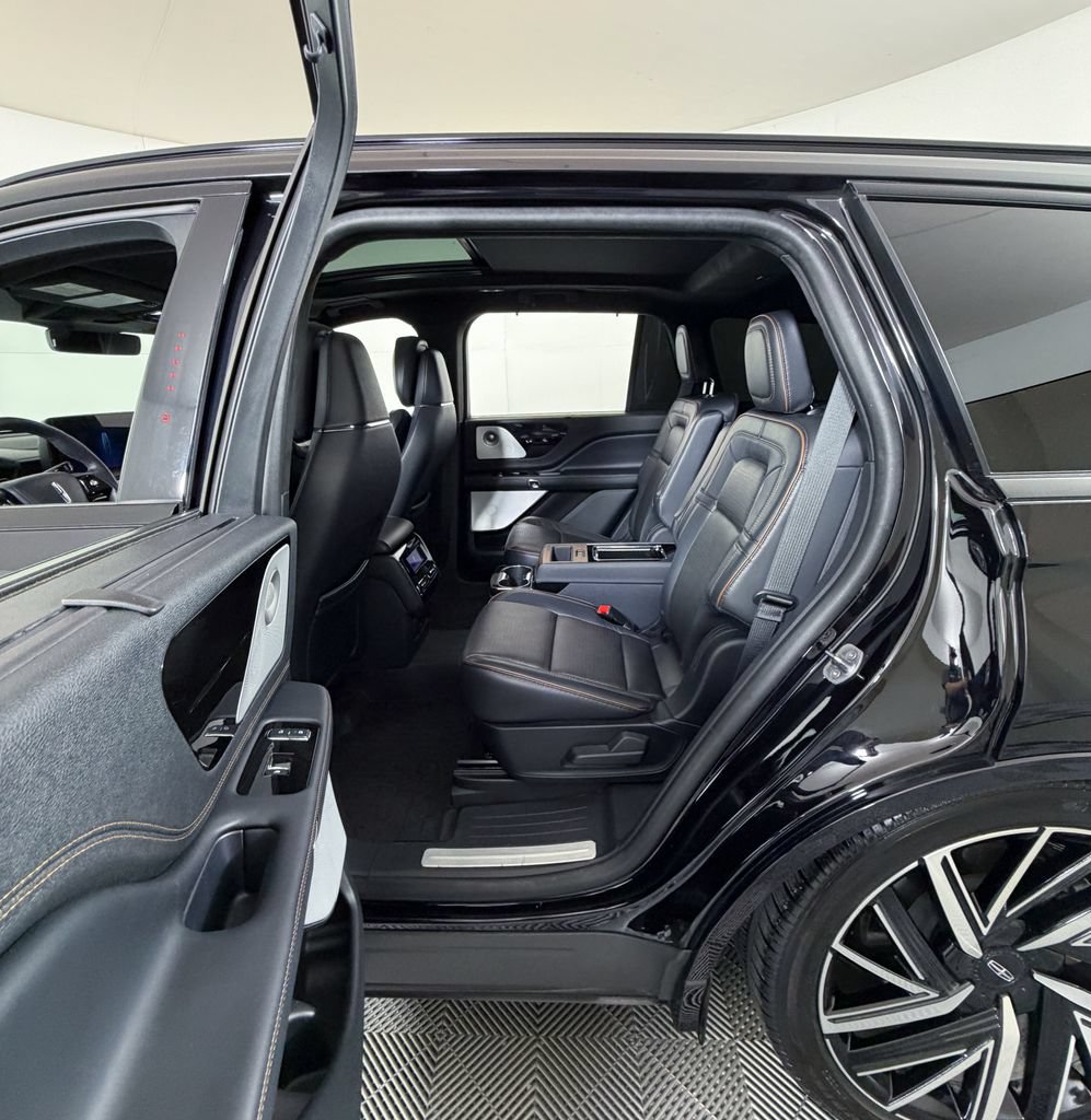 Used 2025 Lincoln Aviator Black Label w/ Jet Appearance Package AWD/4WD image 9