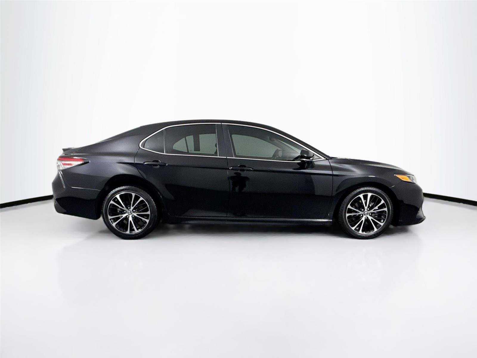 Used 2018 Toyota Camry SE w/ Convenience Package FWD image 10