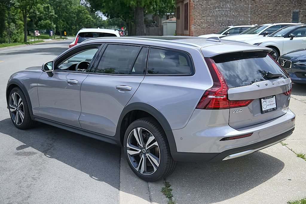New 2026 Volvo V60 B5 Cross Country Plus w/ Climate Package AWD/4WD image 7
