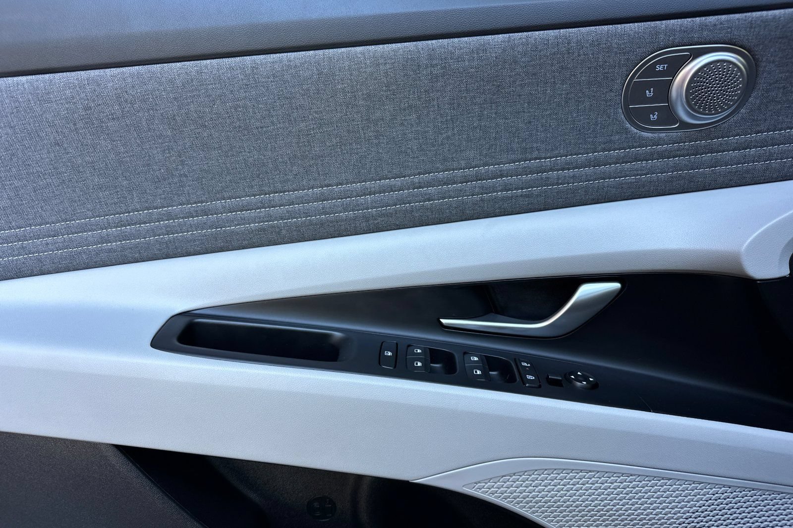 Used 2025 Hyundai Elantra Limited FWD image 12