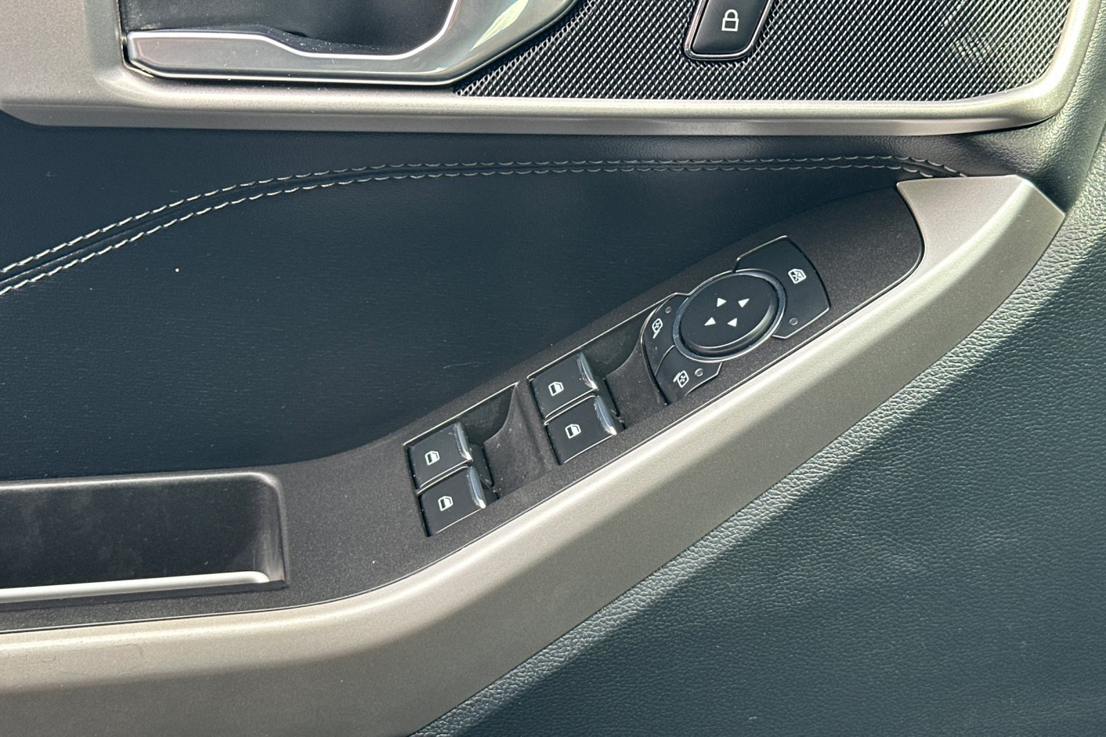Used 2024 Ford Explorer XLT RWD image 15