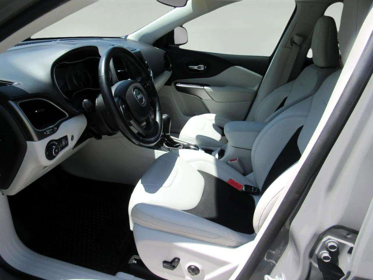 Used 2020 Jeep Cherokee Latitude Plus w/ Comfort/Convenience Group image 13