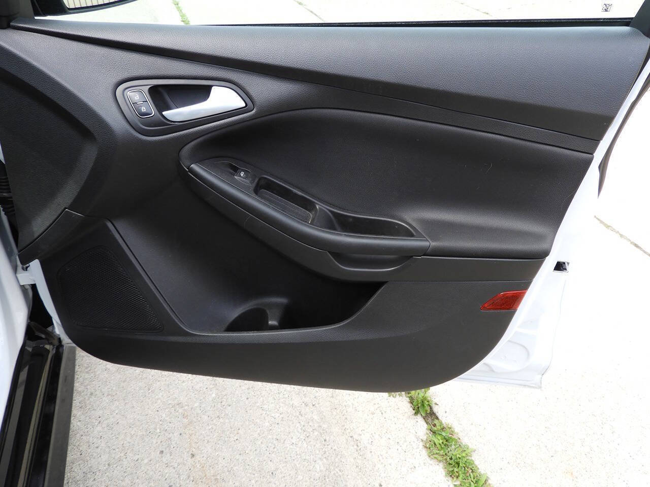 Used 2018 Ford Focus SE w/ Cold Weather Package FWD image 32