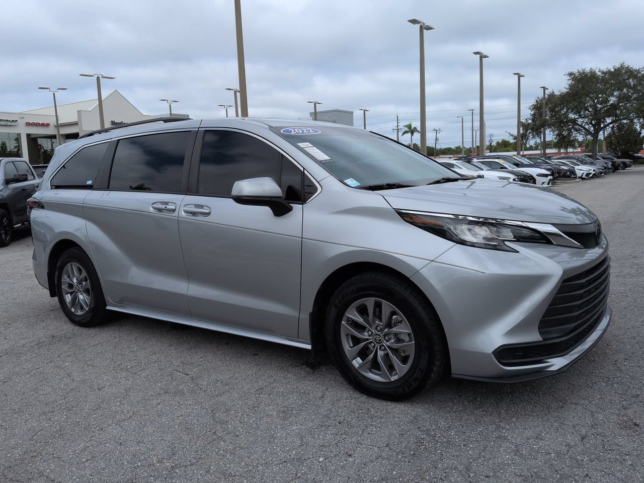 Used 2022 Toyota Sienna LE AWD/4WD image 2