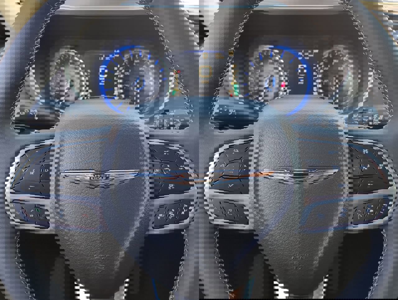 Used 2025 Chrysler Pacifica Select image 19