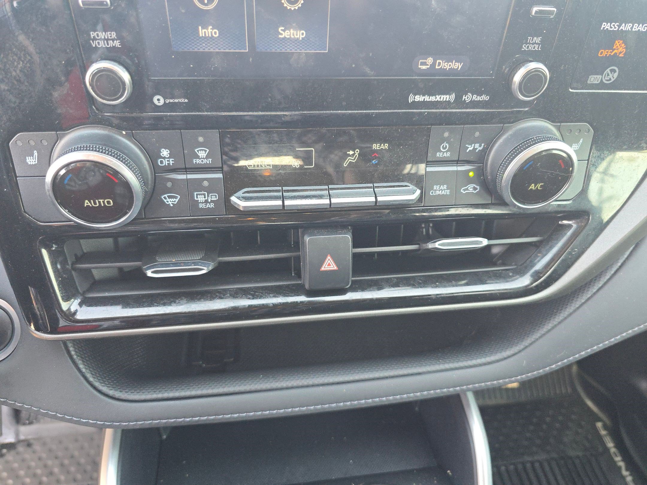 Used 2020 Toyota Highlander XLE image 18