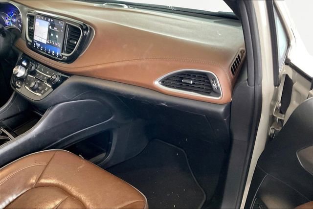Used 2021 Chrysler Pacifica Limited w/ Uconnect Theater Family Group image 19