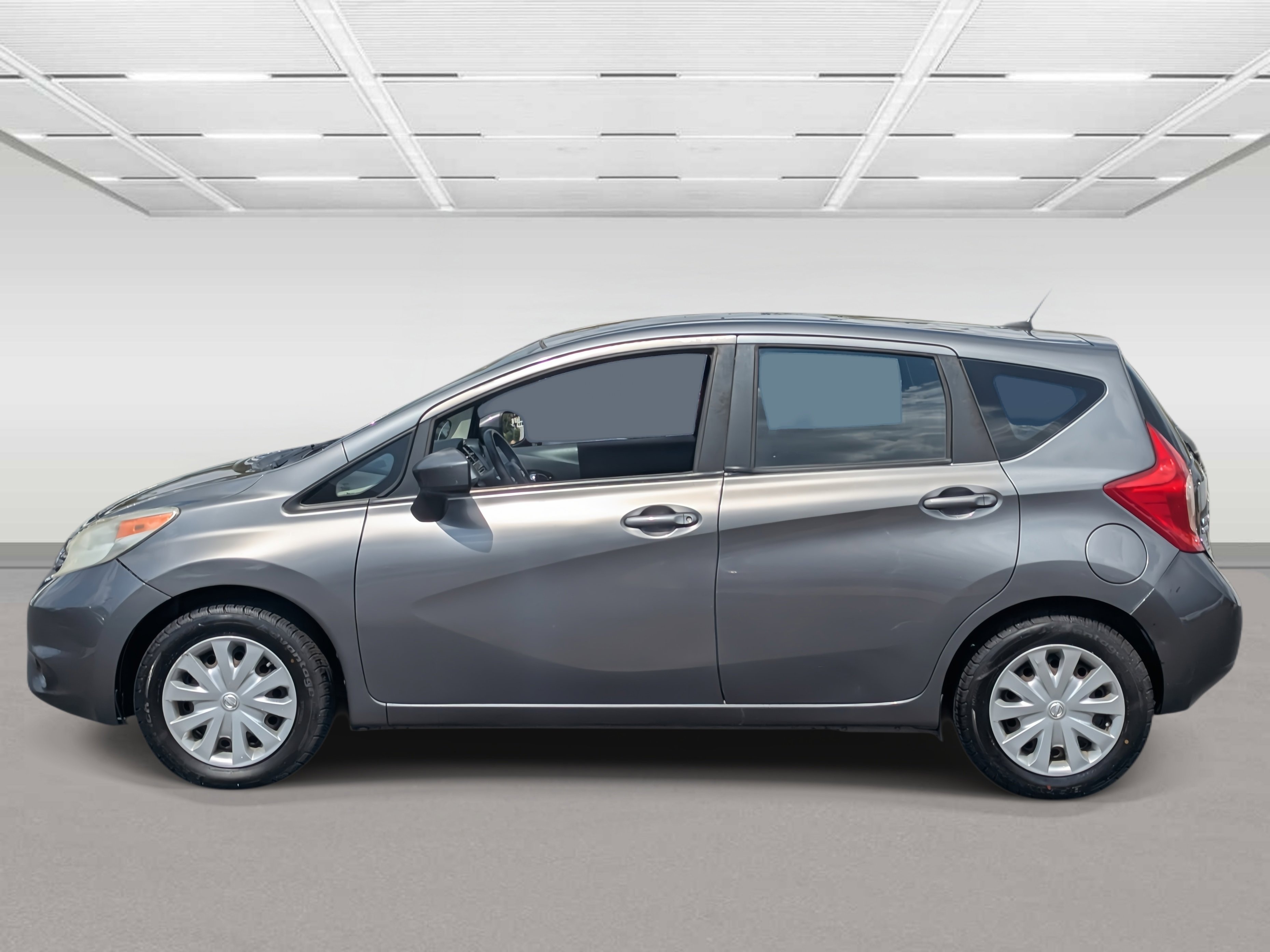 Used 2016 Nissan Versa Note SV image 2