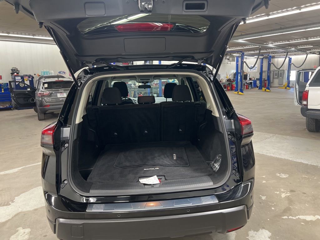 Used 2024 Nissan Rogue S image 12