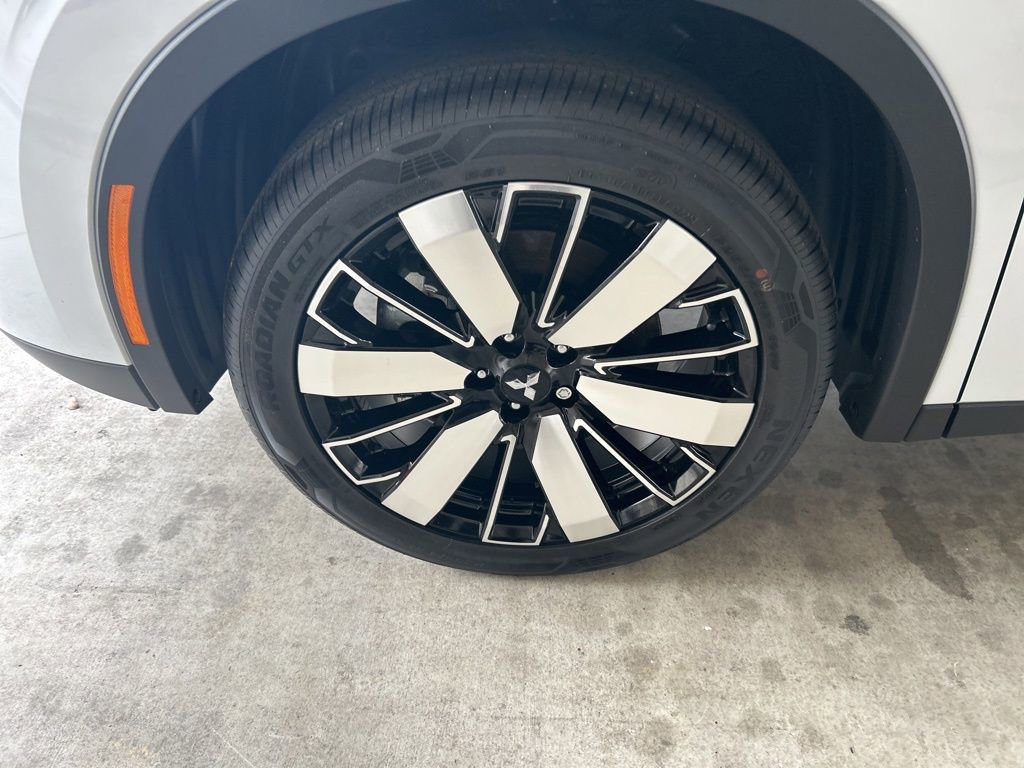 New 2026 Mitsubishi Outlander SE image 13