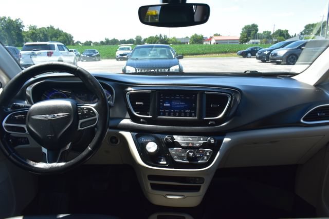 Used 2020 Chrysler Pacifica Touring-L FWD image 36
