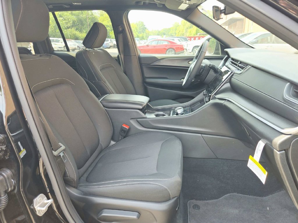New 2025 Jeep Grand Cherokee Laredo X w/ Luxury Tech Group I AWD/4WD image 16