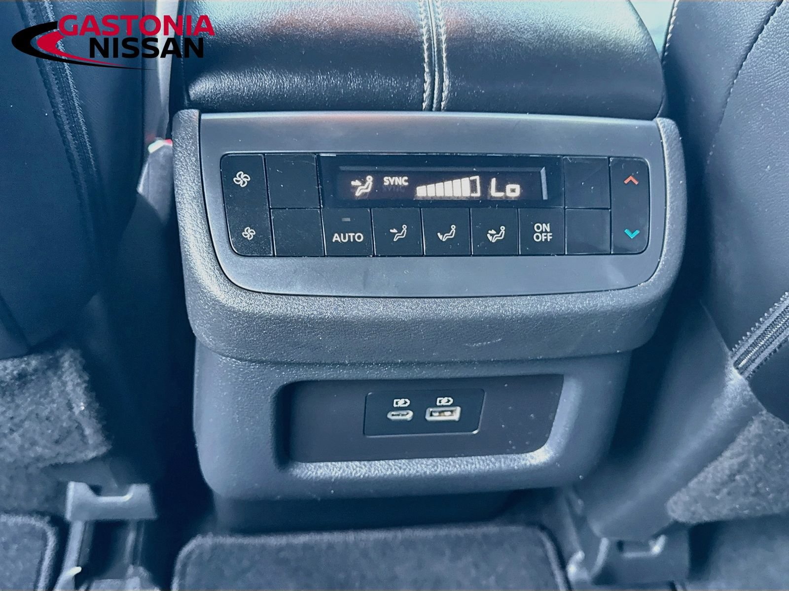 Used 2025 Nissan Pathfinder SL FWD image 33
