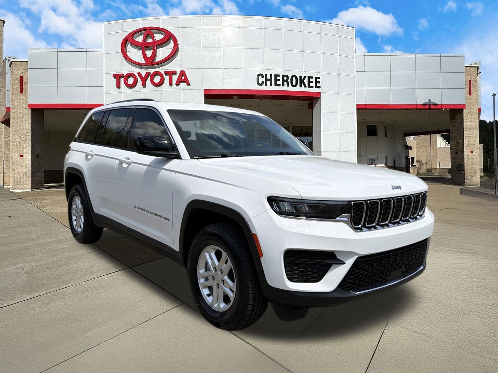 Used 2023 Jeep Grand Cherokee Laredo AWD/4WD image 3