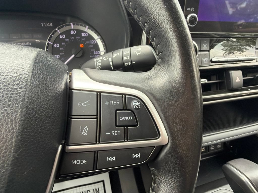 Used 2024 Toyota Highlander LE AWD/4WD image 28