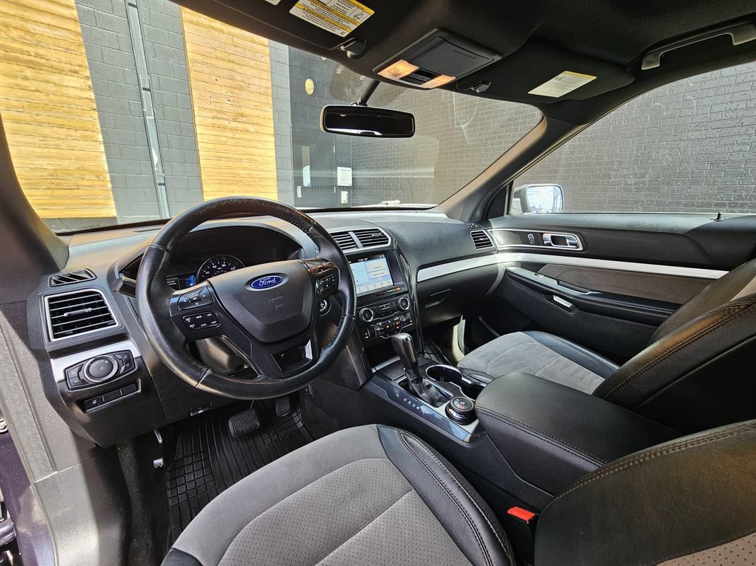 Used 2017 Ford Explorer XLT w/ Equipment Group 202A AWD/4WD image 13