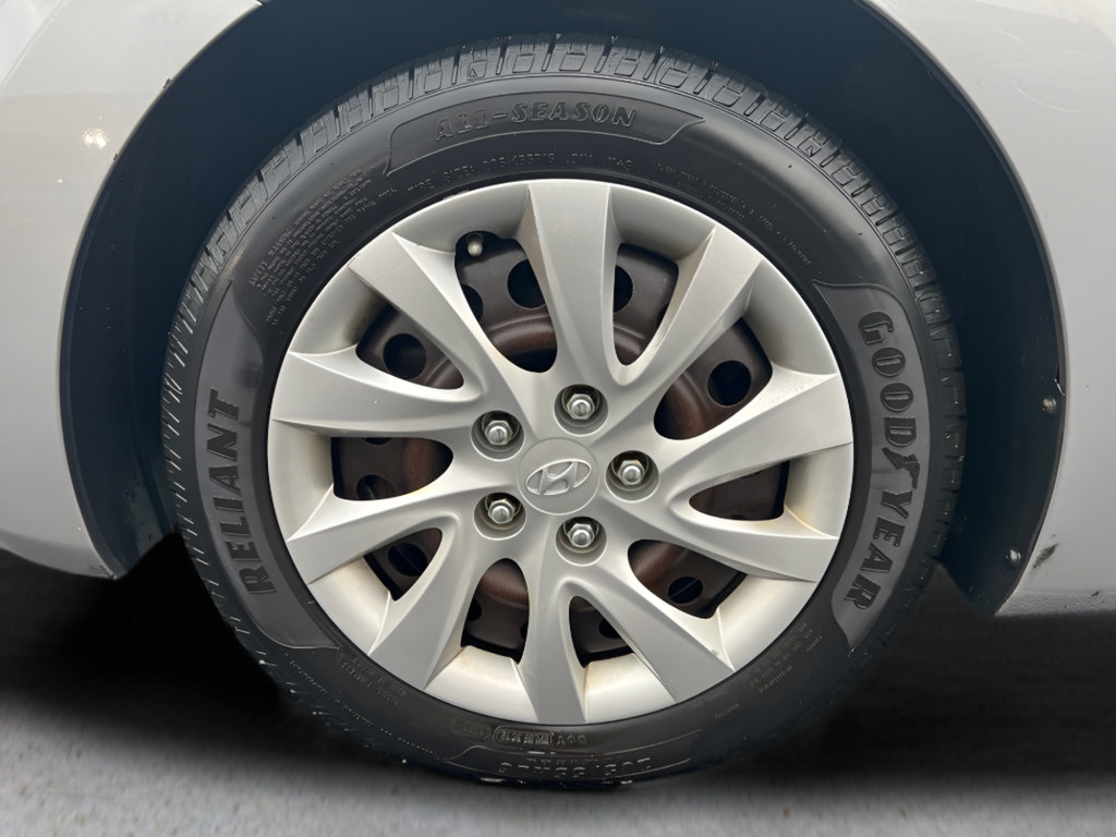 Used 2013 Hyundai Elantra GLS FWD image 30