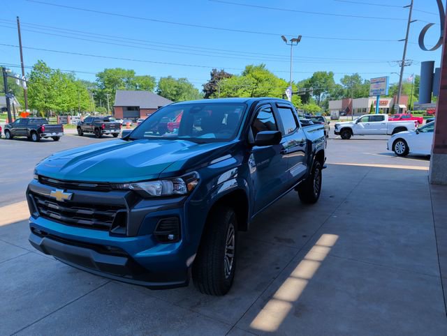 Used 2023 Chevrolet Colorado LT w/ LT Convenience Package II AWD/4WD image 4